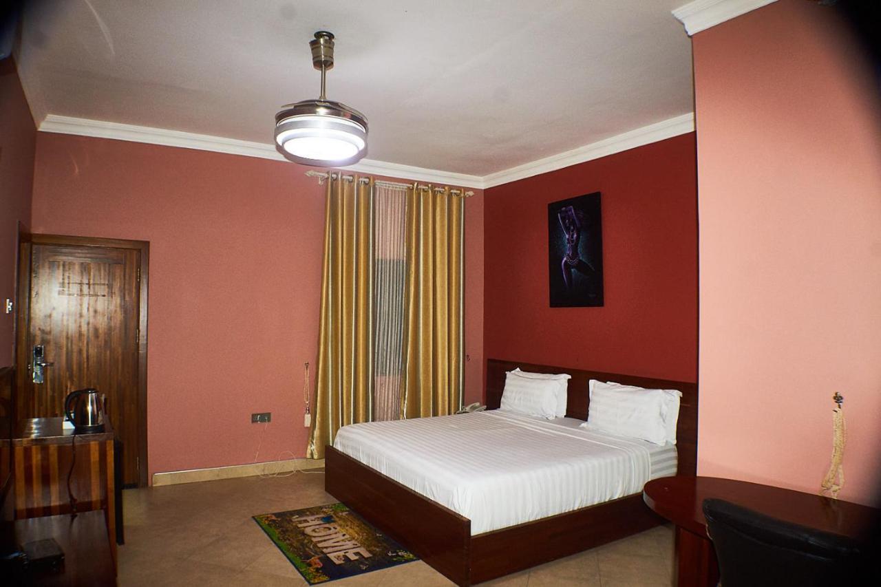 Triple Hill Hotel Weija Екстер'єр фото