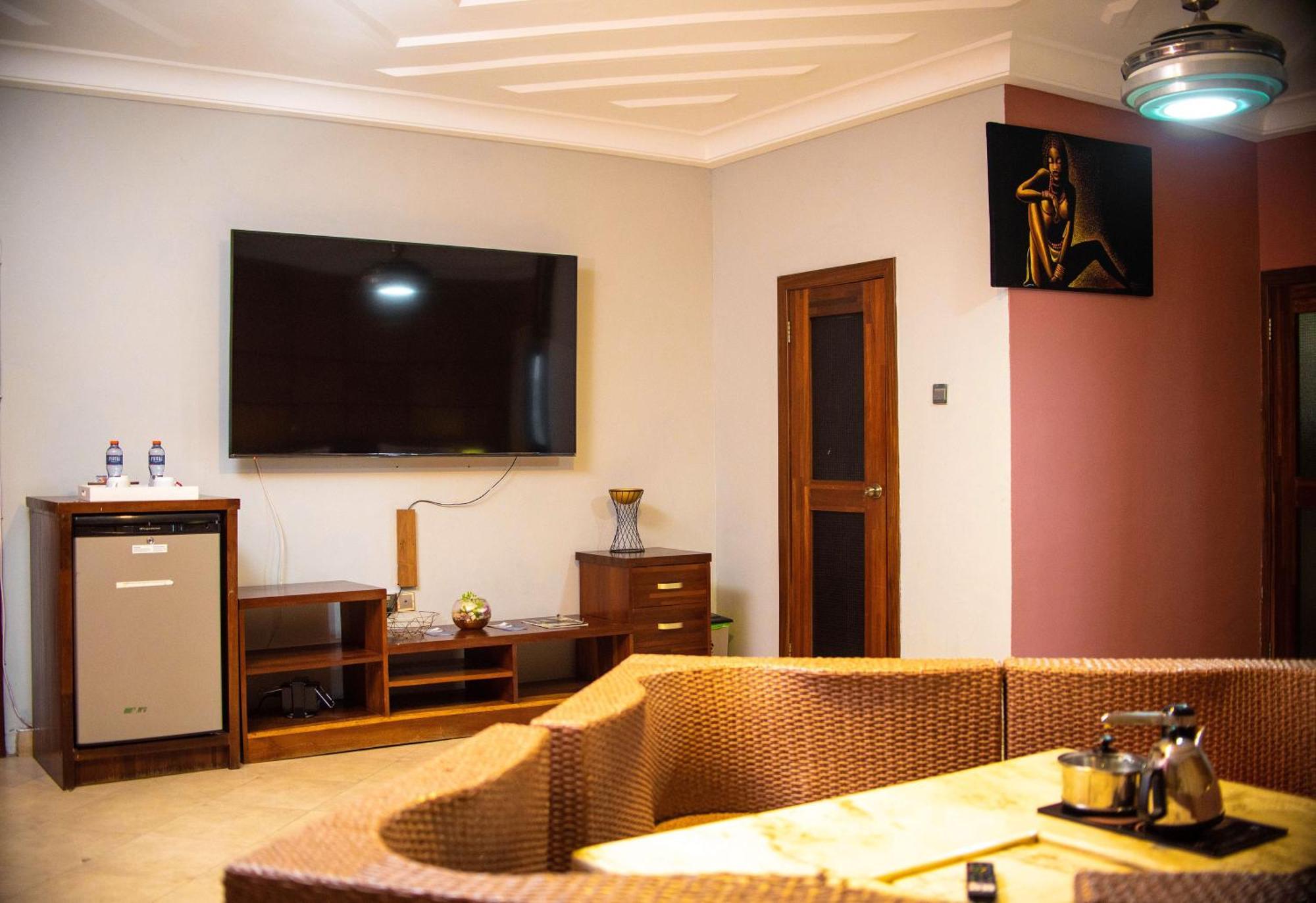 Triple Hill Hotel Weija Екстер'єр фото