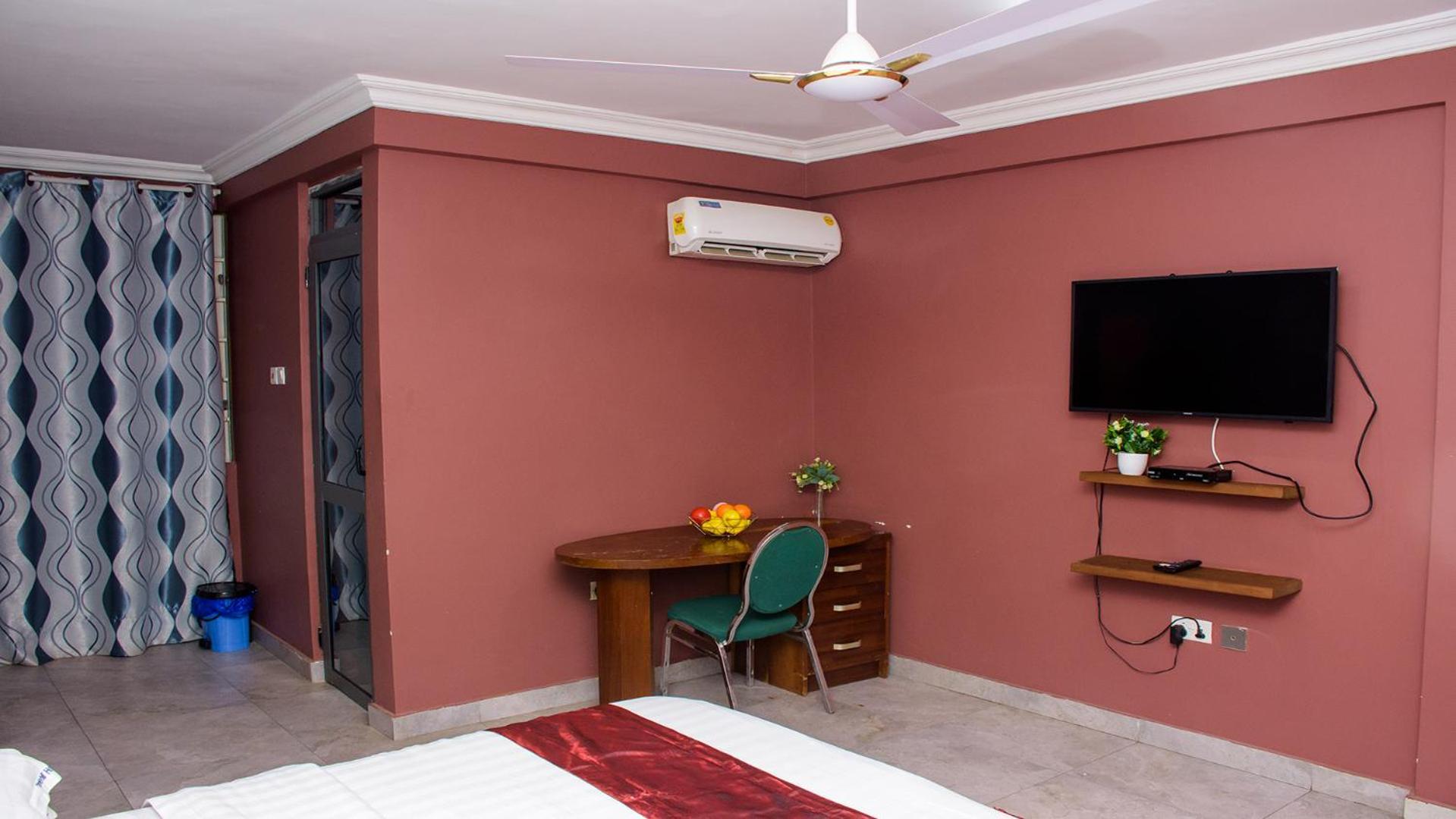 Triple Hill Hotel Weija Екстер'єр фото