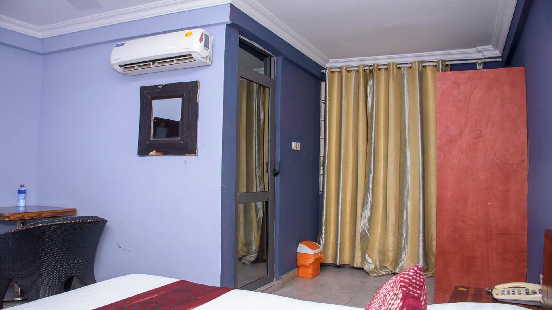 Triple Hill Hotel Weija Екстер'єр фото