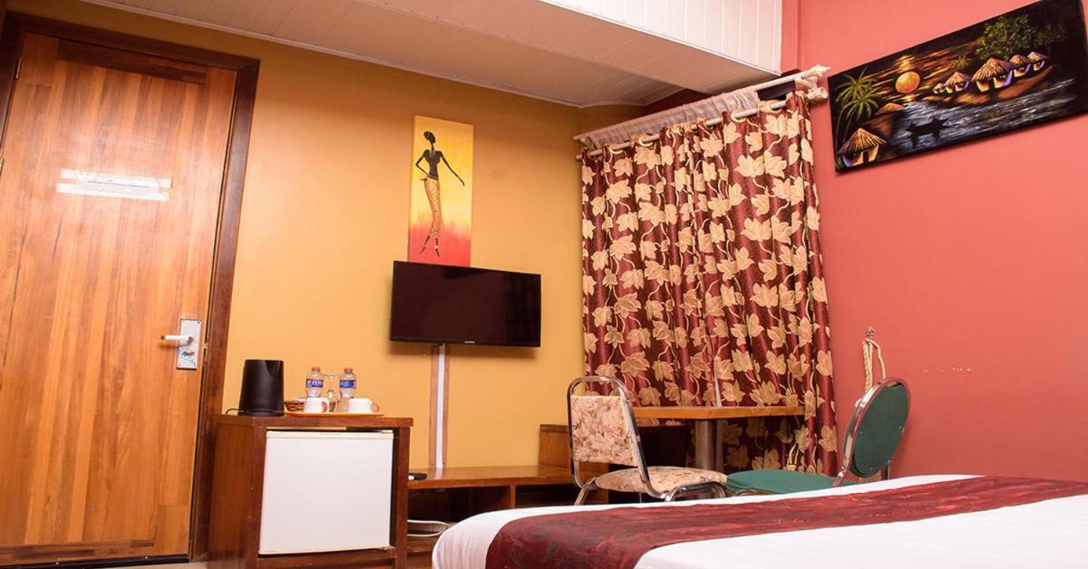 Triple Hill Hotel Weija Екстер'єр фото