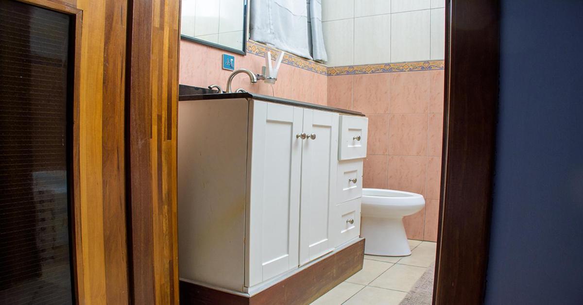 Triple Hill Hotel Weija Екстер'єр фото