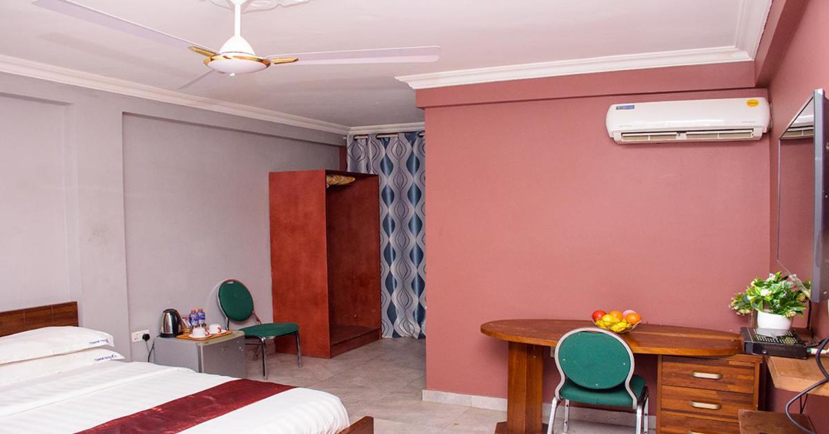 Triple Hill Hotel Weija Екстер'єр фото